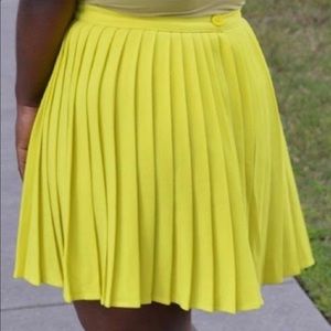 Like New Sz L no stretch zipper closure